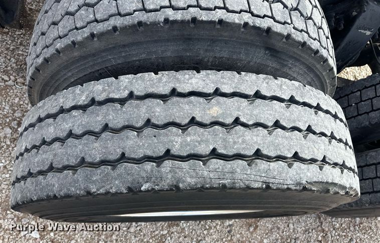 image for item IU9113 2006 Freightliner Columbia  semi truck
