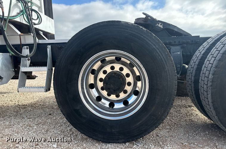 image for item IU9113 2006 Freightliner Columbia  semi truck