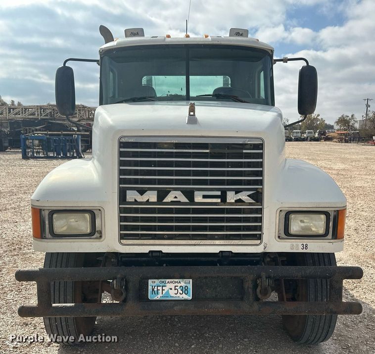 image for item IU9125 2007 Mack CHN613  winch truck