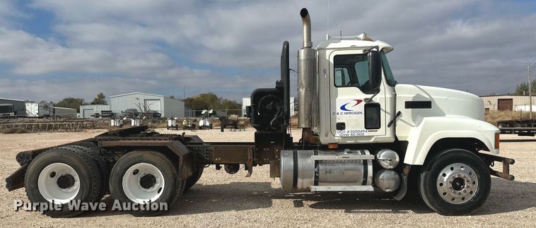 image for item IU9125 2007 Mack CHN613  winch truck