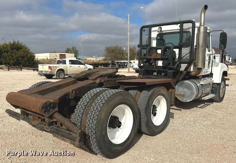 image for item IU9125 2007 Mack CHN613  winch truck