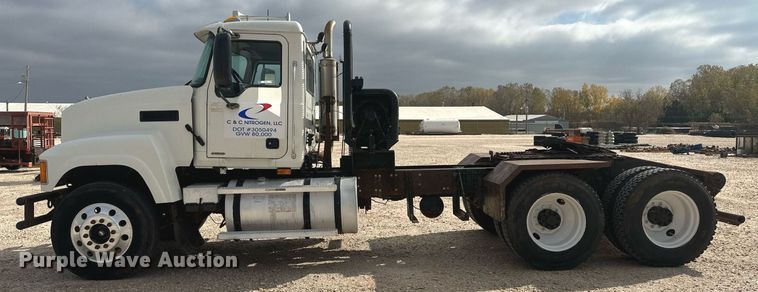 image for item IU9125 2007 Mack CHN613  winch truck