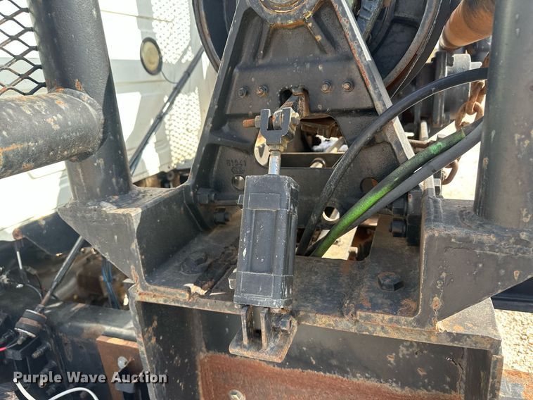 image for item IU9125 2007 Mack CHN613  winch truck