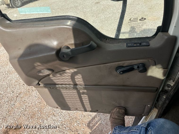 image for item IU9125 2007 Mack CHN613  winch truck