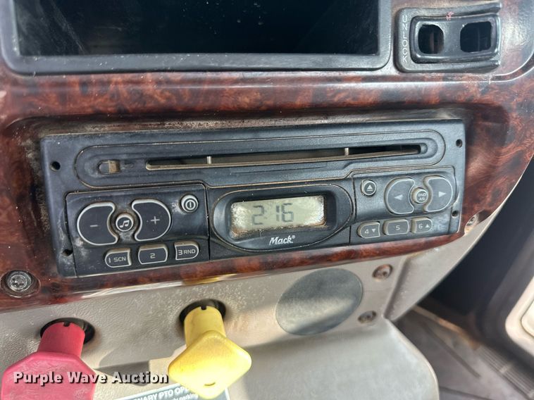 image for item IU9125 2007 Mack CHN613  winch truck