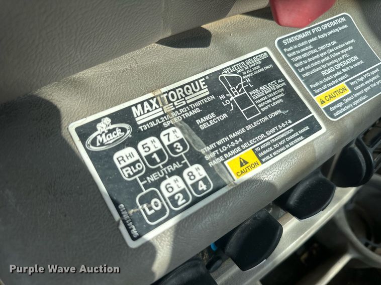 image for item IU9125 2007 Mack CHN613  winch truck