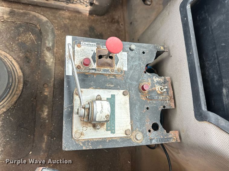 image for item IU9125 2007 Mack CHN613  winch truck