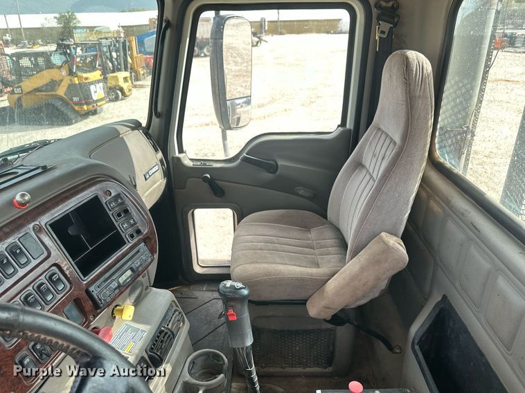 image for item IU9125 2007 Mack CHN613  winch truck