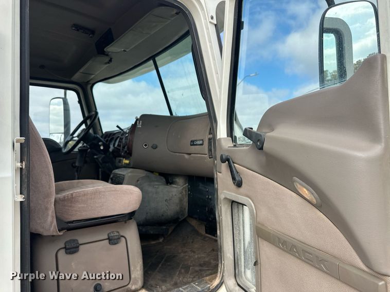 image for item IU9125 2007 Mack CHN613  winch truck