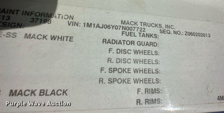 image for item IU9125 2007 Mack CHN613  winch truck