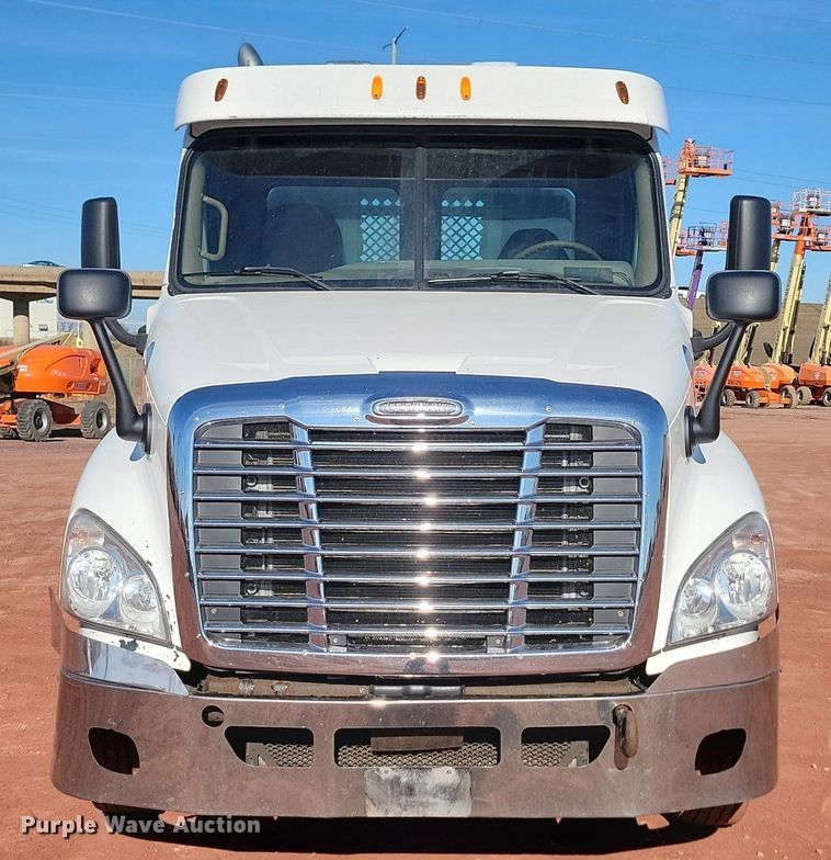 image for item JG9642 2012 Freightliner Cascadia  semi truck