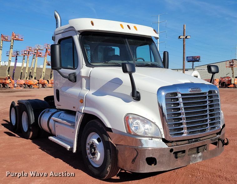 image for item JG9642 2012 Freightliner Cascadia  semi truck
