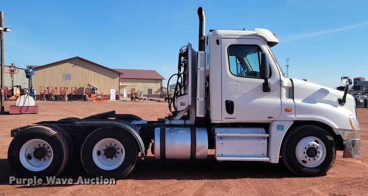 image for item JG9642 2012 Freightliner Cascadia  semi truck