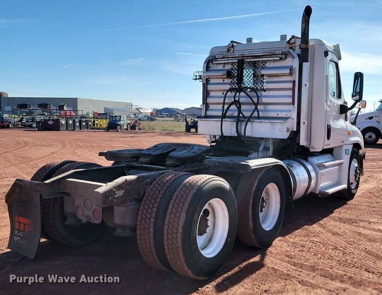 image for item JG9642 2012 Freightliner Cascadia  semi truck