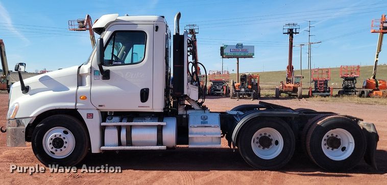 image for item JG9642 2012 Freightliner Cascadia  semi truck