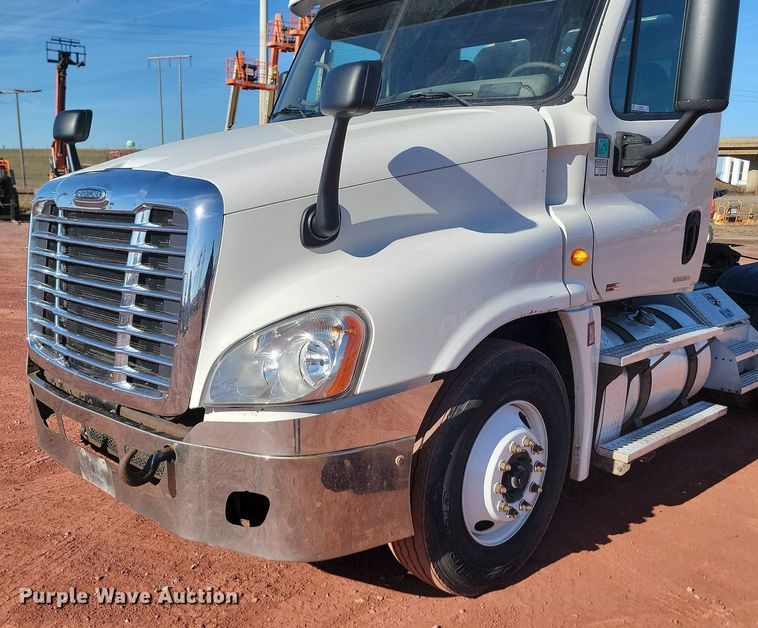 image for item JG9642 2012 Freightliner Cascadia  semi truck