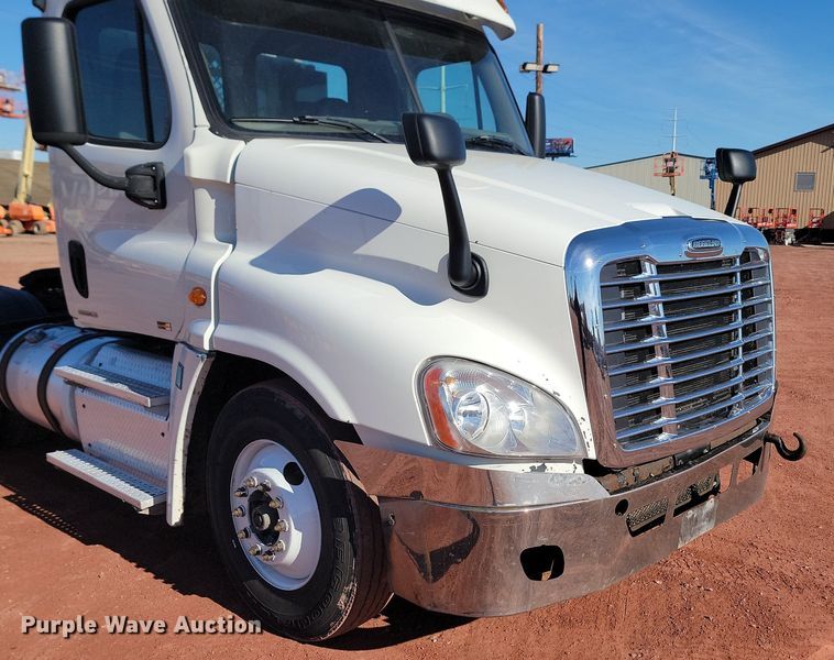 image for item JG9642 2012 Freightliner Cascadia  semi truck