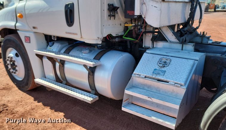 image for item JG9642 2012 Freightliner Cascadia  semi truck