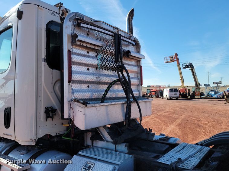 image for item JG9642 2012 Freightliner Cascadia  semi truck