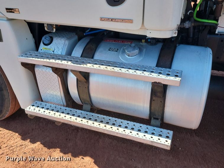 image for item JG9642 2012 Freightliner Cascadia  semi truck