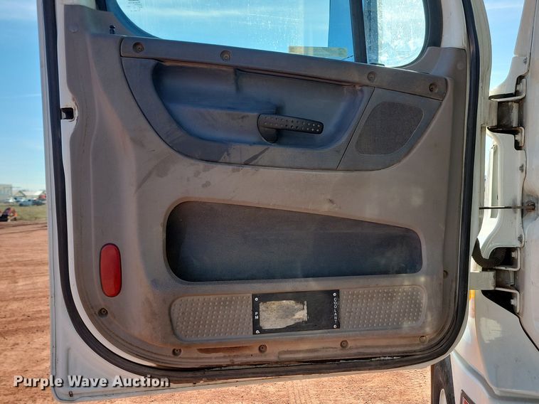 image for item JG9642 2012 Freightliner Cascadia  semi truck