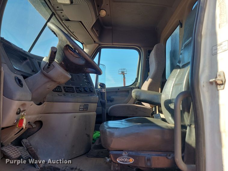 image for item JG9642 2012 Freightliner Cascadia  semi truck