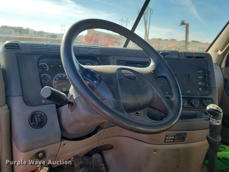 image for item JG9642 2012 Freightliner Cascadia  semi truck