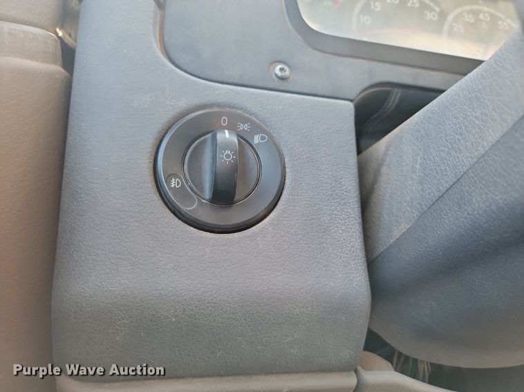 image for item JG9642 2012 Freightliner Cascadia  semi truck