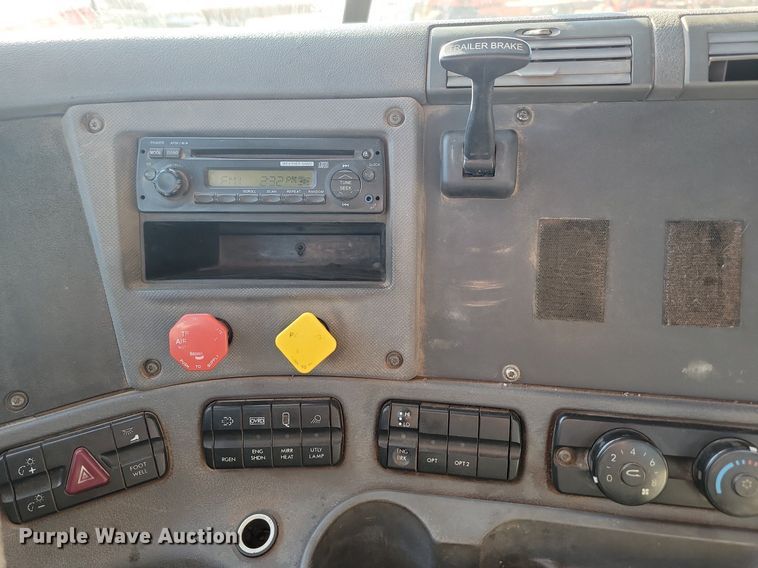 image for item JG9642 2012 Freightliner Cascadia  semi truck