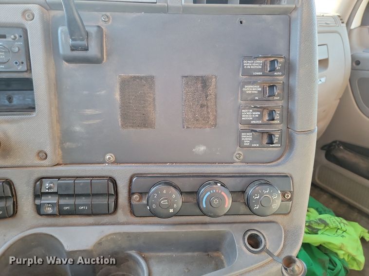 image for item JG9642 2012 Freightliner Cascadia  semi truck