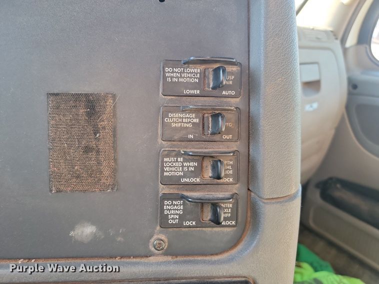 image for item JG9642 2012 Freightliner Cascadia  semi truck