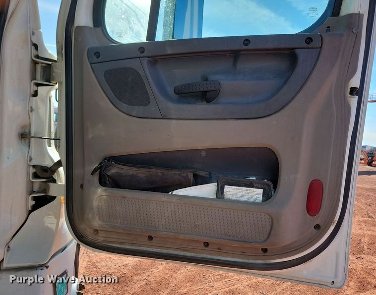 image for item JG9642 2012 Freightliner Cascadia  semi truck