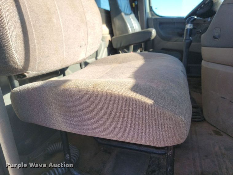 image for item JG9642 2012 Freightliner Cascadia  semi truck