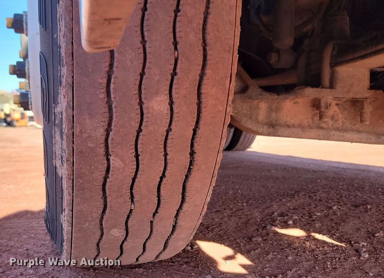 image for item JG9642 2012 Freightliner Cascadia  semi truck