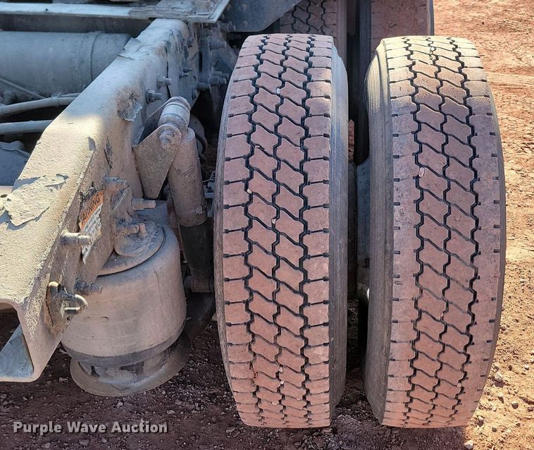 image for item JG9642 2012 Freightliner Cascadia  semi truck