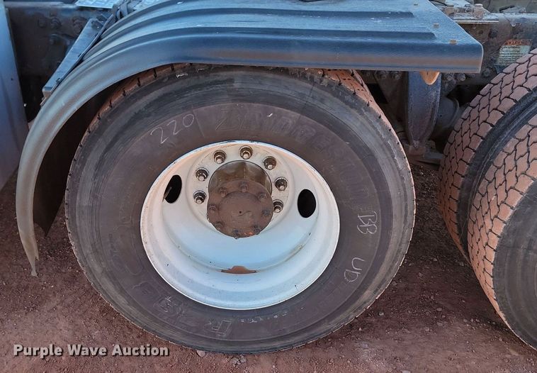 image for item JG9642 2012 Freightliner Cascadia  semi truck