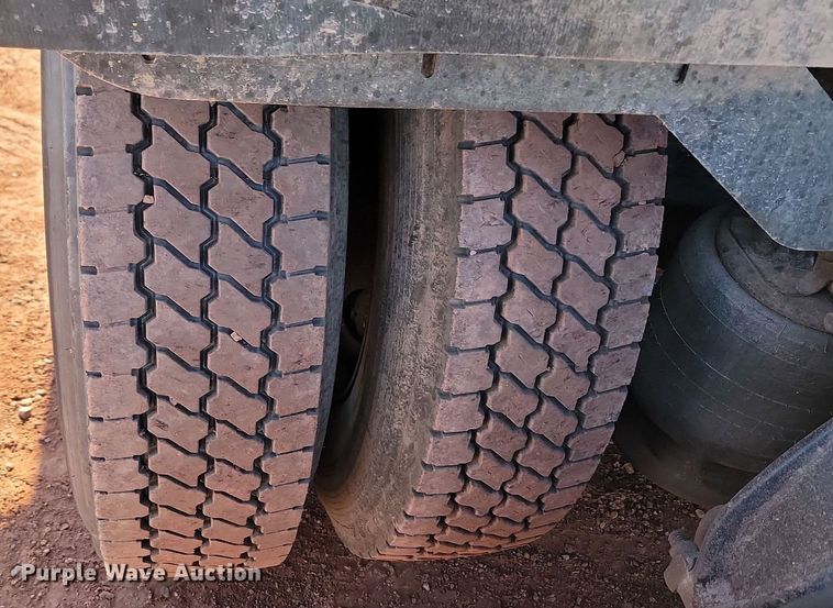 image for item JG9642 2012 Freightliner Cascadia  semi truck