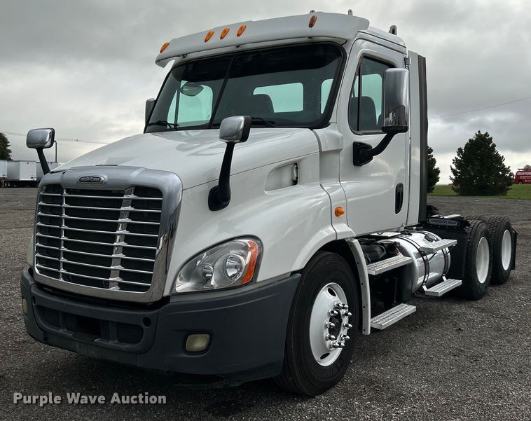 image for item KH9557 2013 Freightliner Cascadia  semi truck