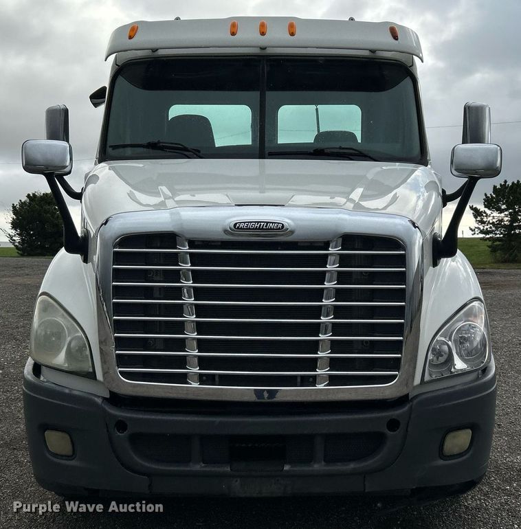 image for item KH9557 2013 Freightliner Cascadia  semi truck