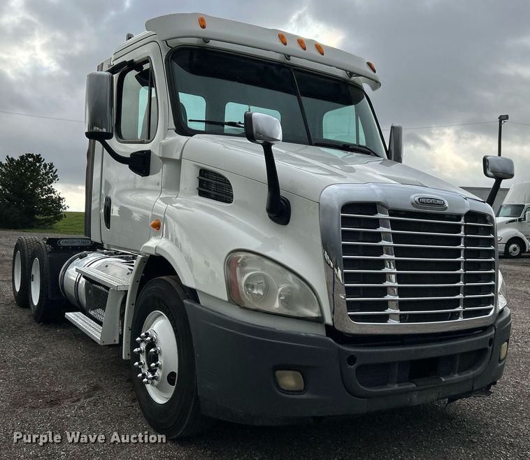 image for item KH9557 2013 Freightliner Cascadia  semi truck