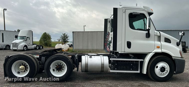 image for item KH9557 2013 Freightliner Cascadia  semi truck