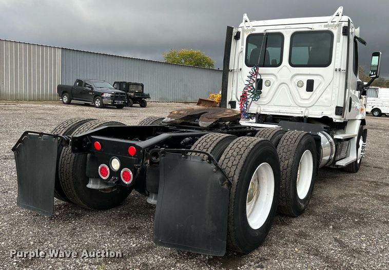 image for item KH9557 2013 Freightliner Cascadia  semi truck