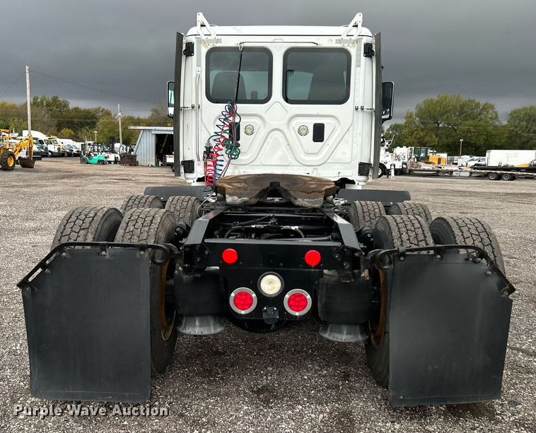 image for item KH9557 2013 Freightliner Cascadia  semi truck