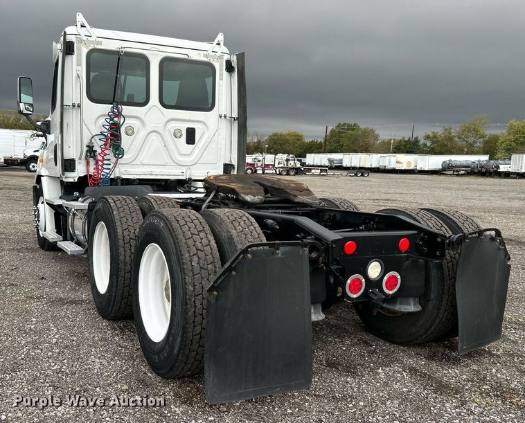 image for item KH9557 2013 Freightliner Cascadia  semi truck