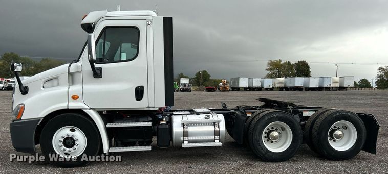 image for item KH9557 2013 Freightliner Cascadia  semi truck