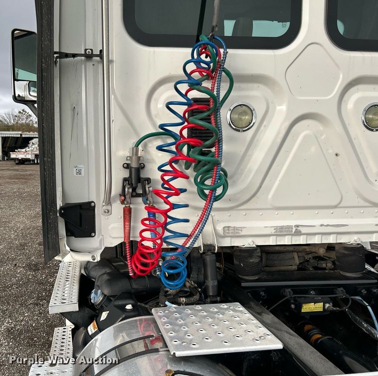 image for item KH9557 2013 Freightliner Cascadia  semi truck