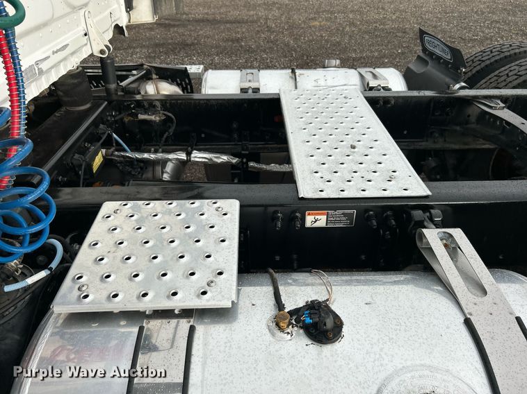 image for item KH9557 2013 Freightliner Cascadia  semi truck