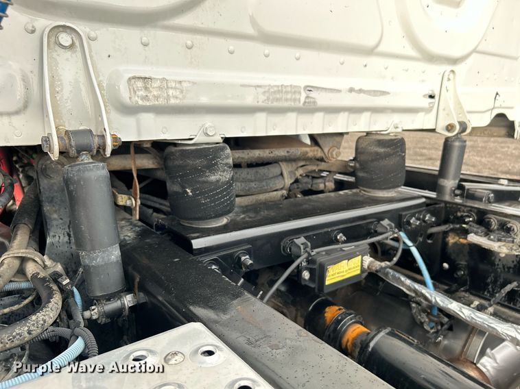 image for item KH9557 2013 Freightliner Cascadia  semi truck