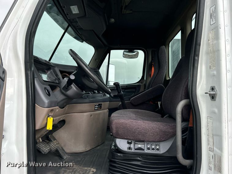 image for item KH9557 2013 Freightliner Cascadia  semi truck