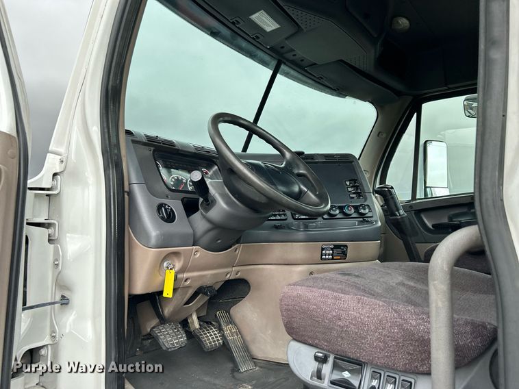 image for item KH9557 2013 Freightliner Cascadia  semi truck